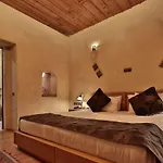 La Casa Cave 3*